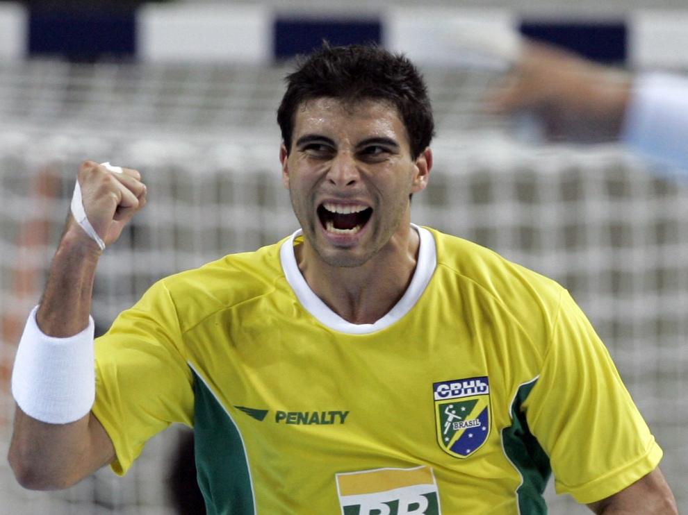 Felipe Borges celebra un gol con Brasil.