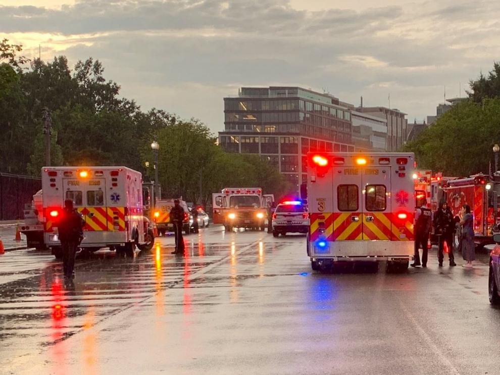 Los servicios de emergencia atienden a los heridos tras la caída de un rayo en Washington.