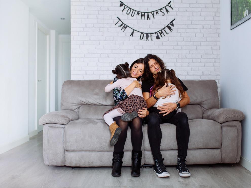 Beatriz Pitarch y Raúl Zeta con dos de los niños que han acogido en su hogar