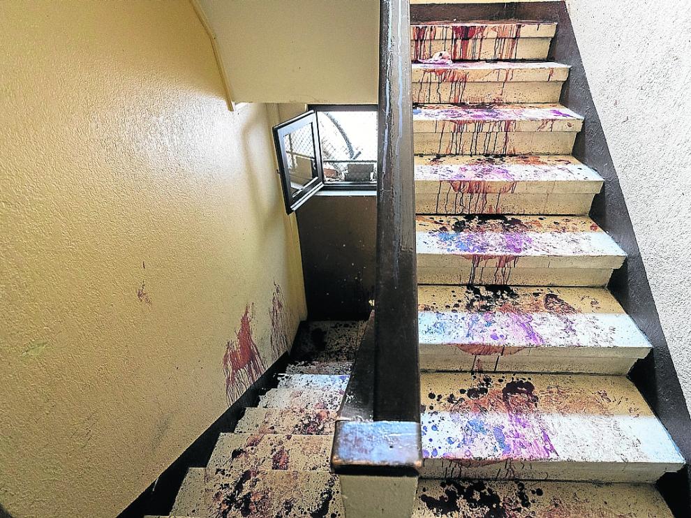 El violento crimen se produjo el pasado 23 de junio en las escaleras de este edificio de Las Delicias.