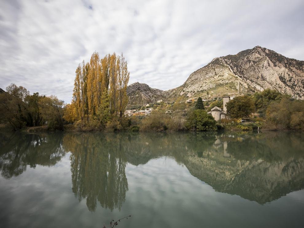 Rincón de Sopeira al otro lado del puente románico, con el Noguera en primer plano y el pueblo al fondo.