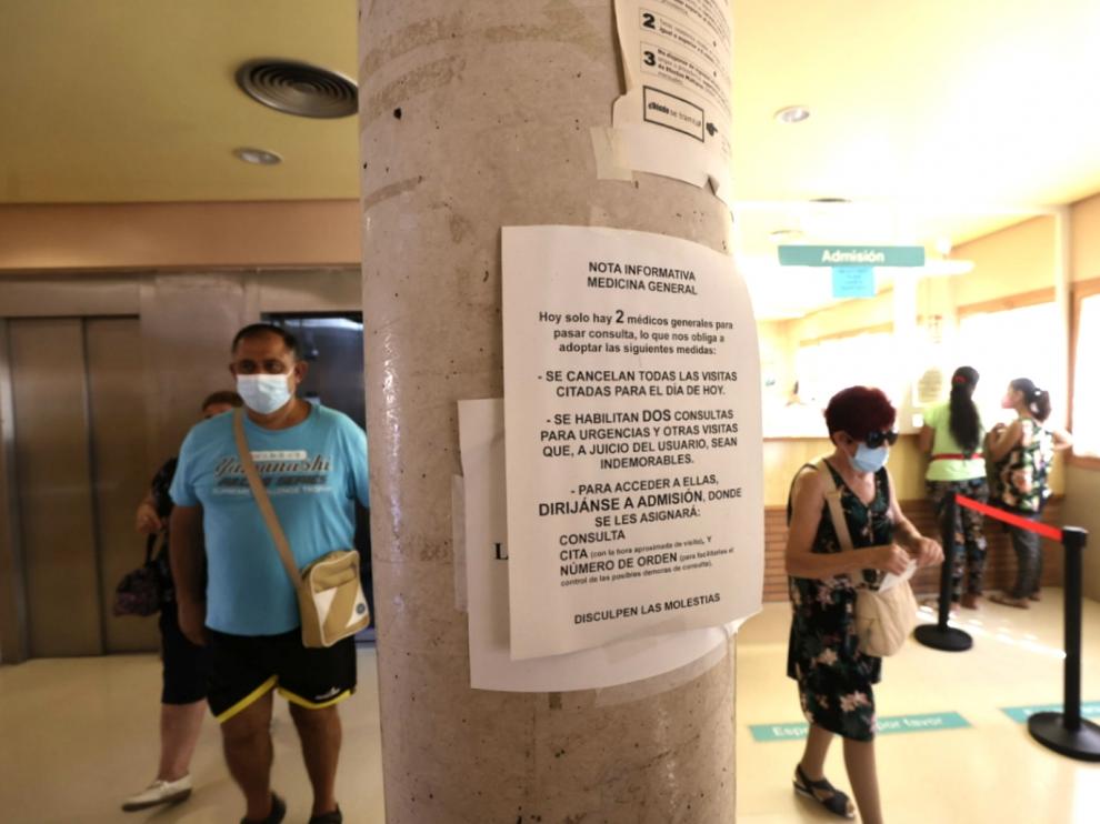 Un cartel informa a los usuarios de la reorganización de las consultas, este lunes por la mañana.