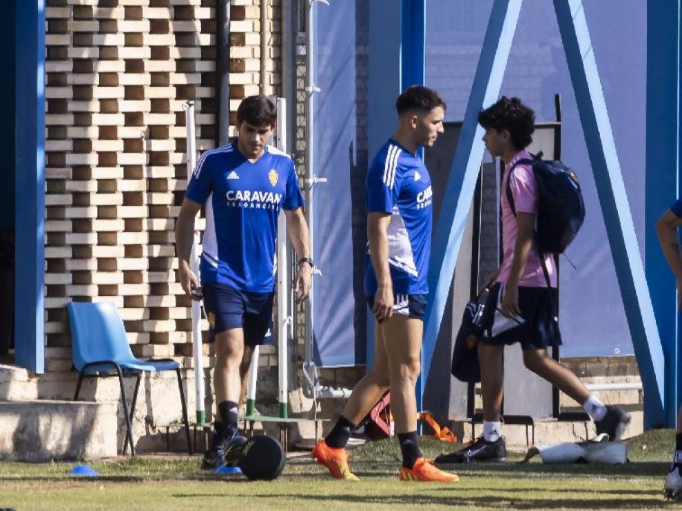 Iván Azón, a las 10.30 de la mañana de este martes en la Ciudad Deportiva, antes de irse al gimnasio y con los masajistas.