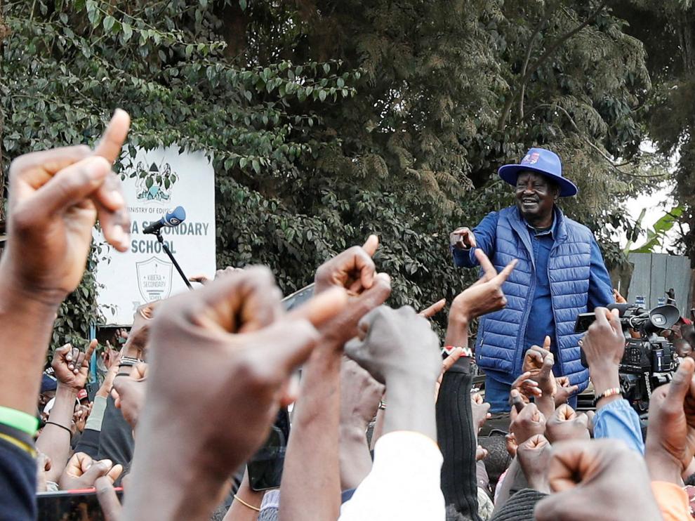 El ex primer ministro Raila Odinga, uno de los dos principales candidatos presidenciales, llegó rodeado de cientos de seguidores.