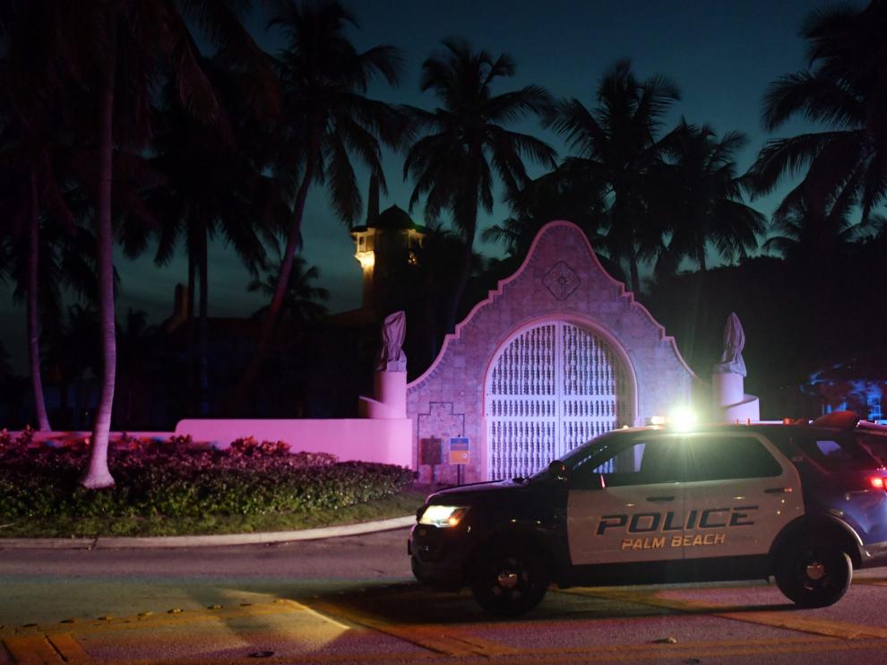 El FBI, en la residencia de Mar-a-Lago que el expresidente de EE. UU. Donald Trump tiene en Florida.