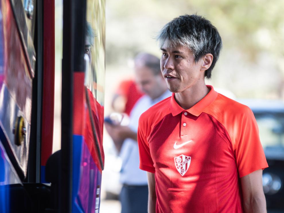 Hashimoto se sube al autobús de la SD Huesca para viajar a Valencia.