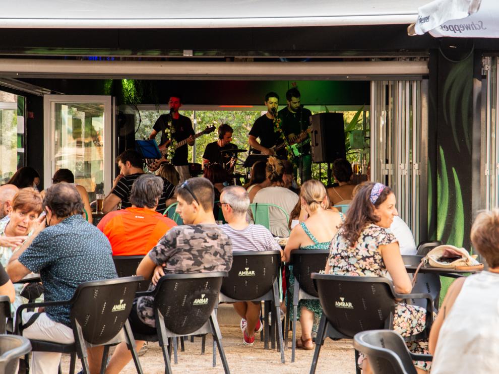 La música en directo está muy vinculada a la terraza Nusa Dua.