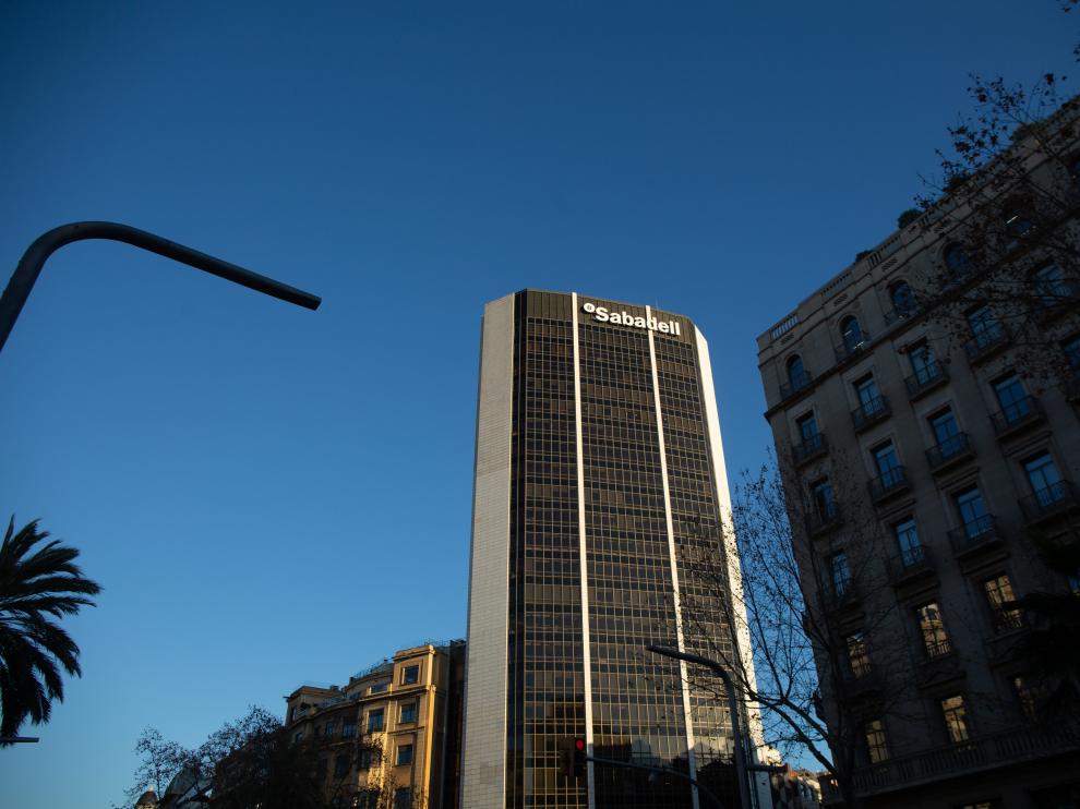 Fachada de la sede del Banco Sabadell en Barcelona.