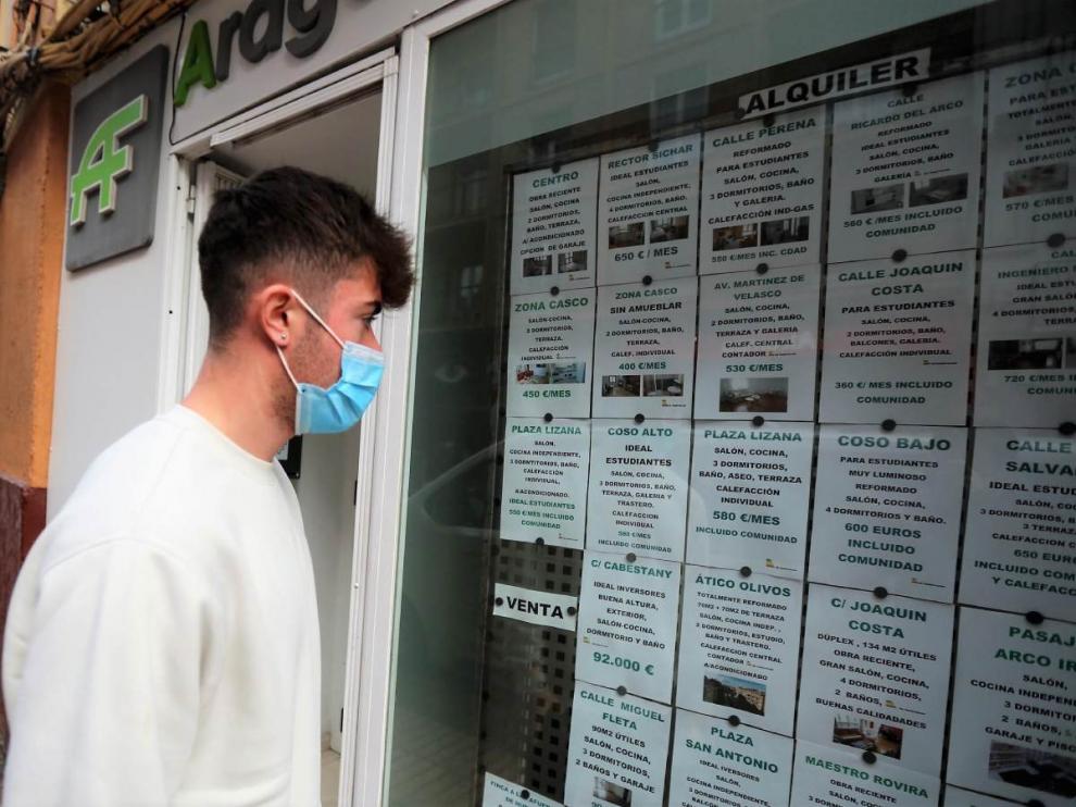 Un joven mirando viviendas en alquiler en Huesca.