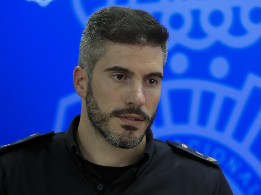 Un policía fuera de servicio salva a un hombre de ser arrollado por el metro