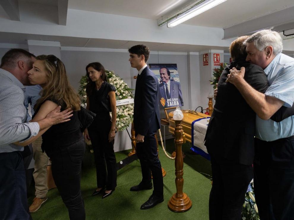 A la derecha, el expresidente Ángel Aznar se abraza con Manuel Zalba. A la izquierda, Marta Zalba.