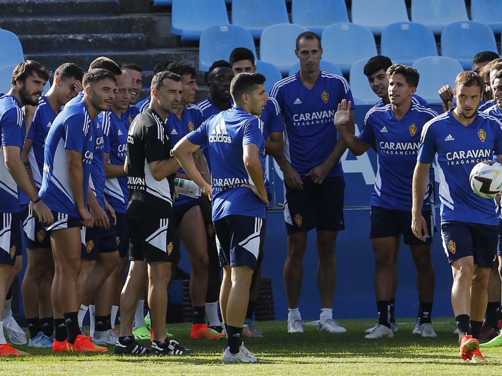 Entrenamiento de los jugadores del Real Zaragoza, este viernes por la mañana.