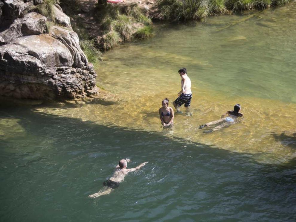 Gente bañándose en el Pozo Pígalo en el río Arba de Luesia (Zaragoza).