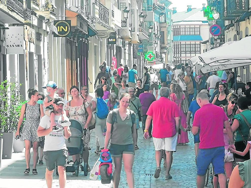 La calle Mayor de Jaca este viernes, con una gran afluencia de turistas.
