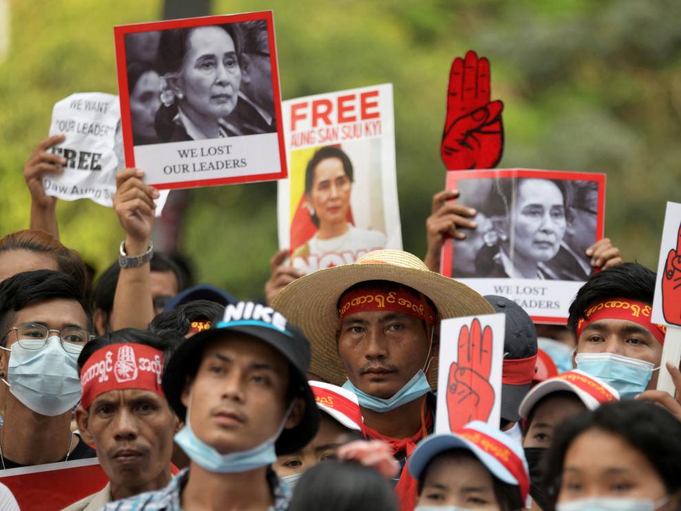 FILE PHOTO: Myanmar court jails Suu Kyi for six years for corruption - source