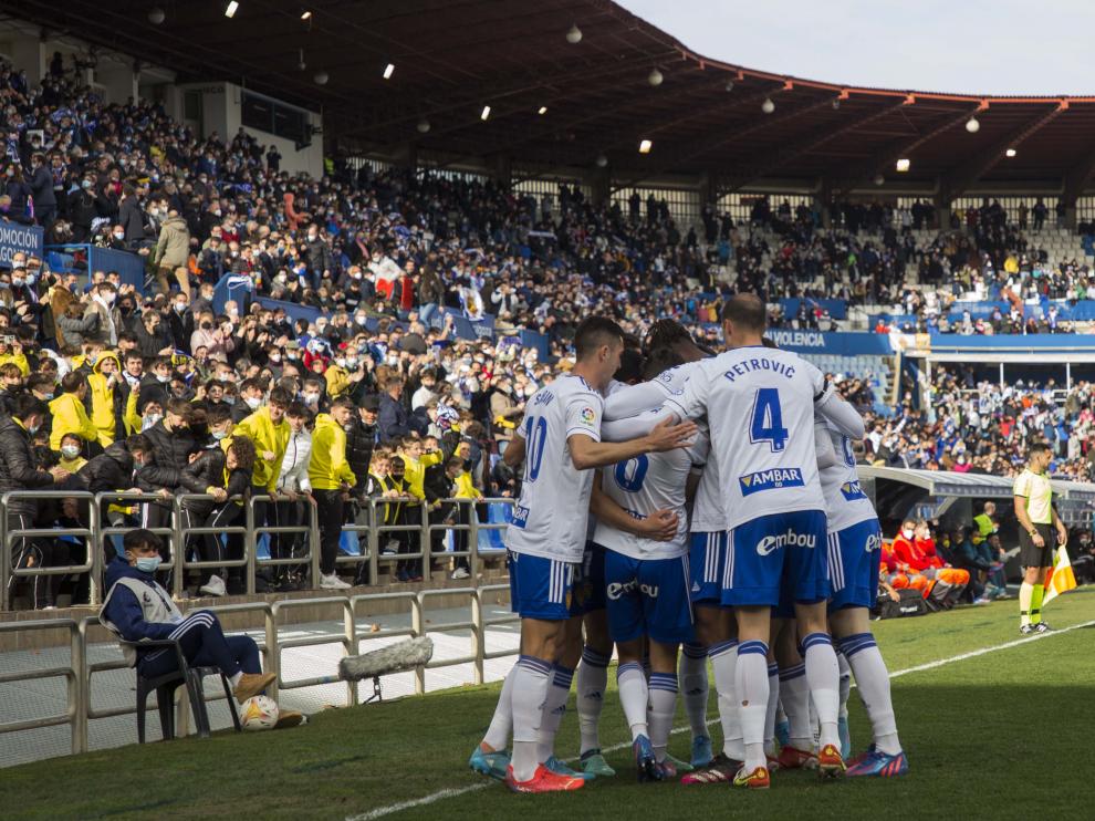 Los jugadores del Real Zaragoza celebran un gol en La Romareda la última temporada.