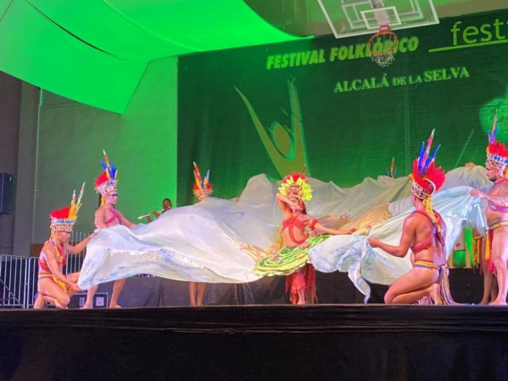 El Ballet Folklórico “Amazonia” de Brasil, durante su actuación en Alcalá de la Selva.