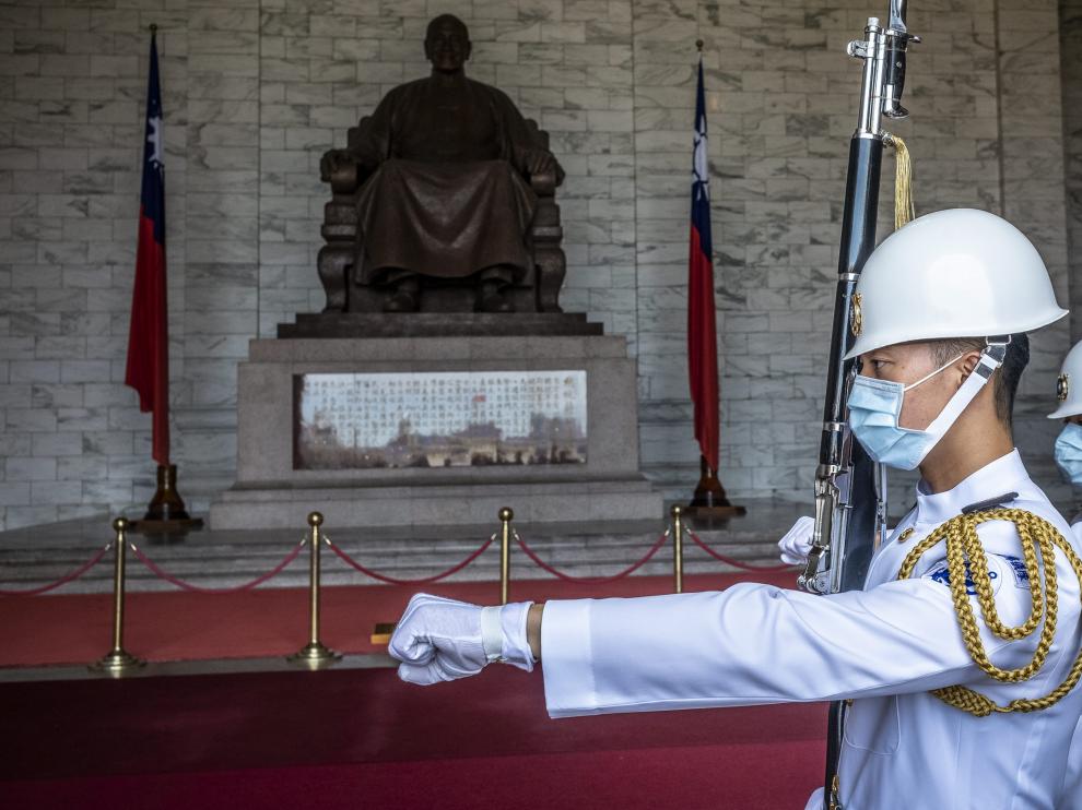 Soldados de Taiwan hacen guardia ante la estatua de Chiang Kai-shek
