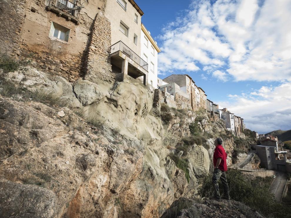 Las casas colgantes de Nigüella vistas desde la bajada al Parque del Molino, a orillas del Isuela.