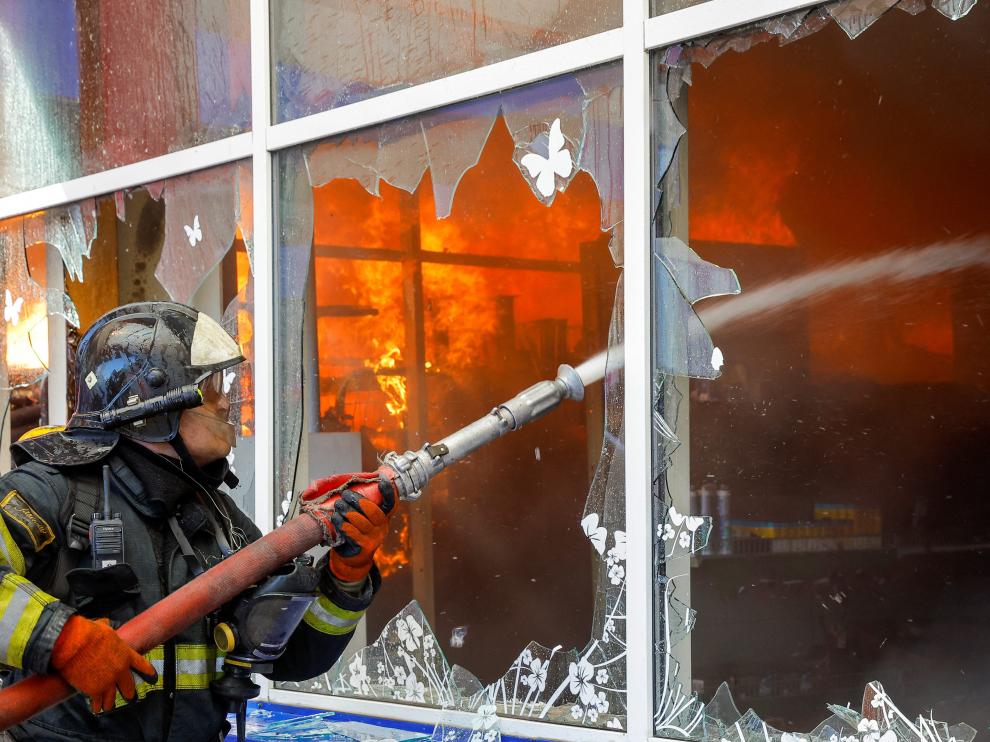 Un bombero trabaja en un incendio tras un ataque ruso en Donetsk