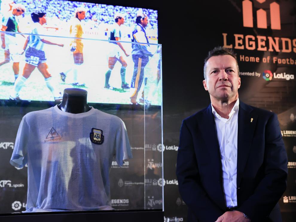 Lothar Matthaus dona al Museo Legends de la camiseta que le dio Maradona tras la final del Mundial de México'86