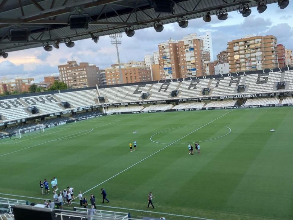 Los jugadores del Real Zaragoza en el estadio de Cartagonova de Cartagena, hora y media antes del partido de este viernes.
