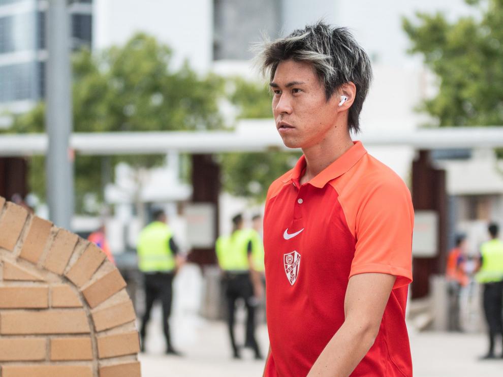 Kento Hashimoto, la novedad en la alineación de la SD Huesca en su visita al Albacete, a su llegada al Carlos Belmonte.