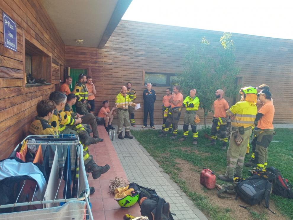 Las cuadrillas, reunidas con los Agentes para la Protección de la Naturaleza, antes de partir hacia el incendio.