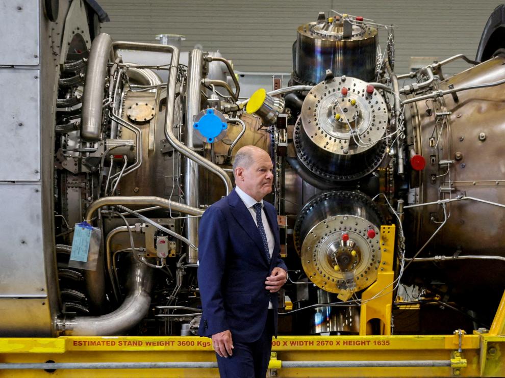 OIaf Scholz junto a una turbina de gas de Siemens.
