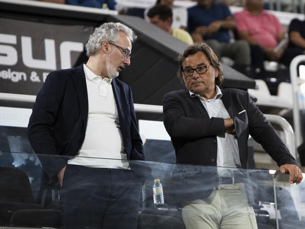 Miguel Torrecilla y Raúl Sanllehí, anteanoche en el palco del estadio de Cartagonova de Cartagena, con gesto de preocupación.