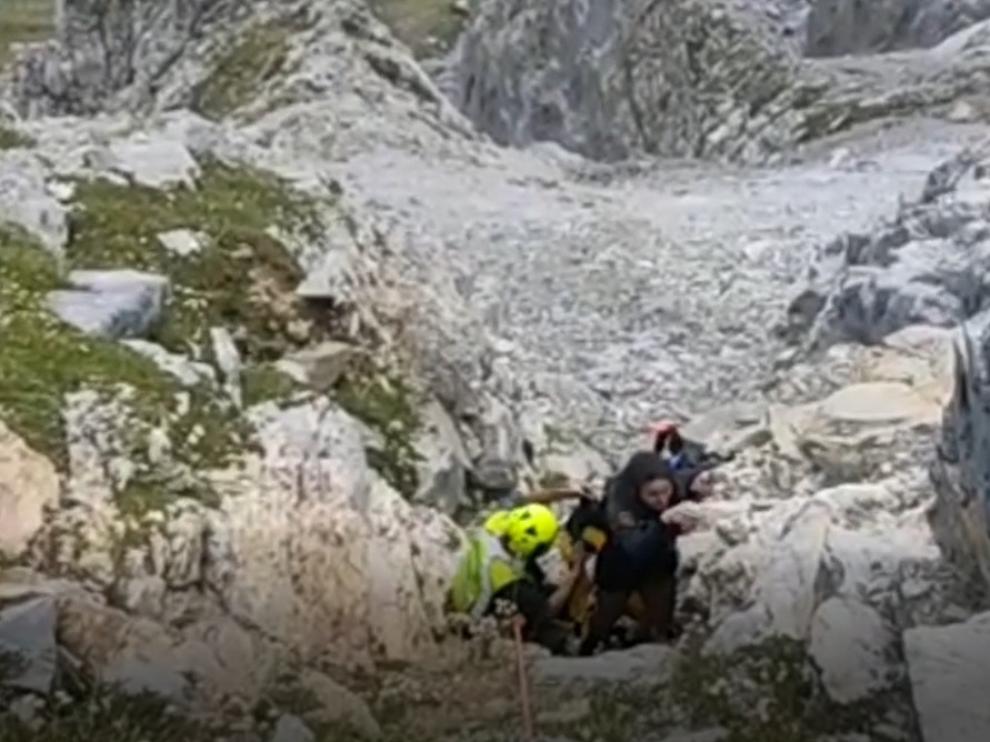 Imagen del vídeo con los agentes auxiliando a los enriscados.