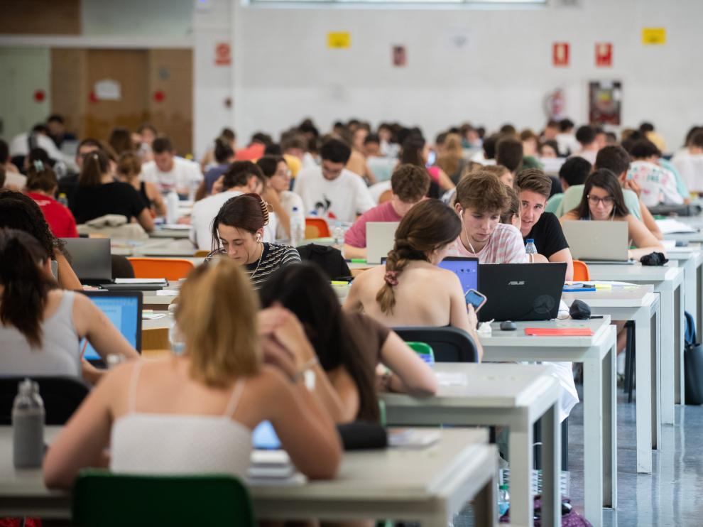 Alumnos en la Facultad de Económicas ante los últimos exámenes de septiembre.