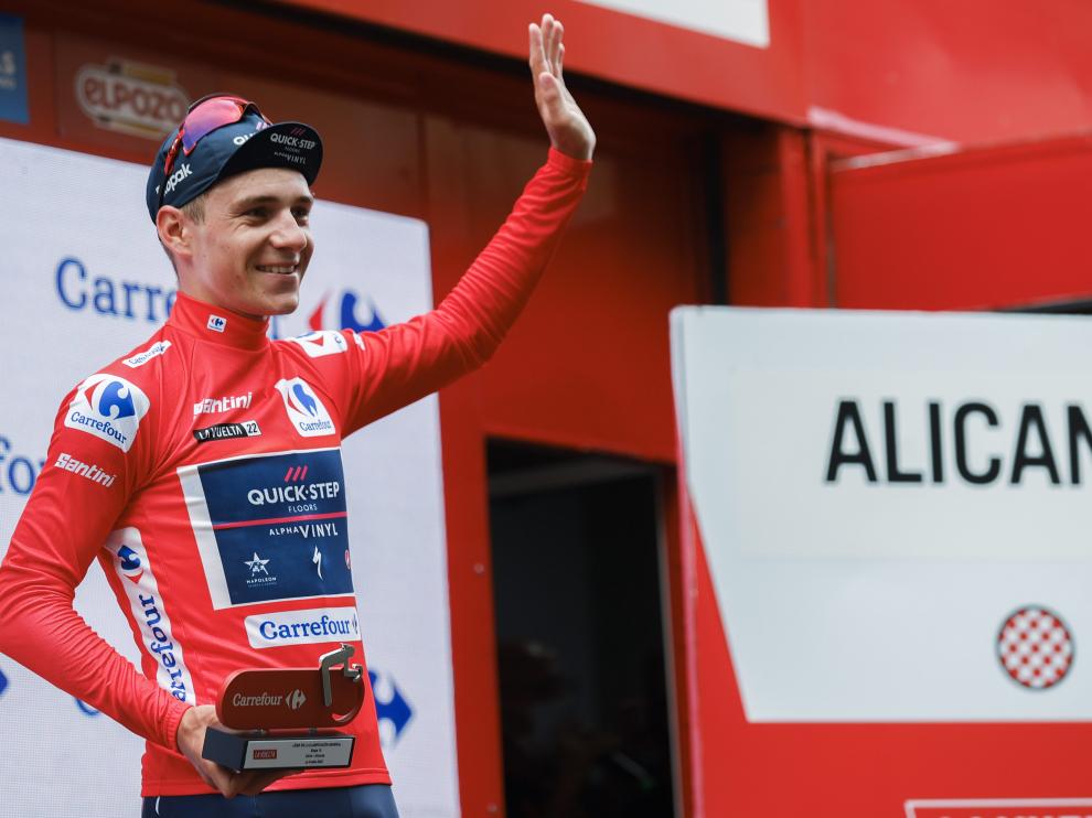 El ciclista belga Remco Evenepoel con el maillot rojo de líder de la clasificación general en la décima etapa de La Vuelta