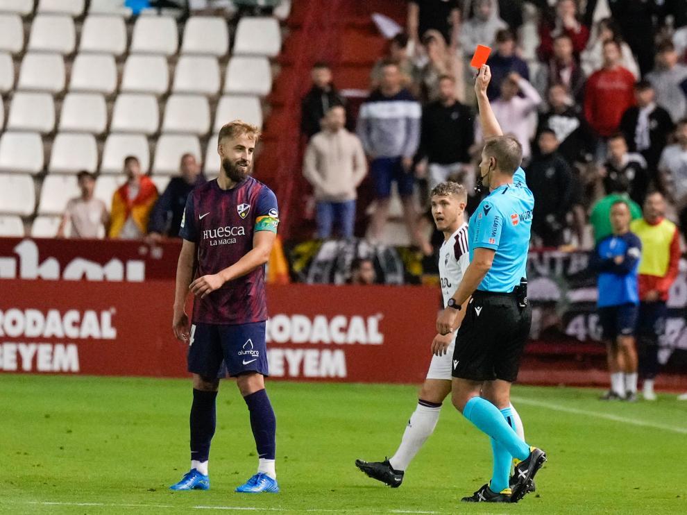 Cordero Vega muestra la cartulina a Jorge Pulido en el partido frente al Albacete.