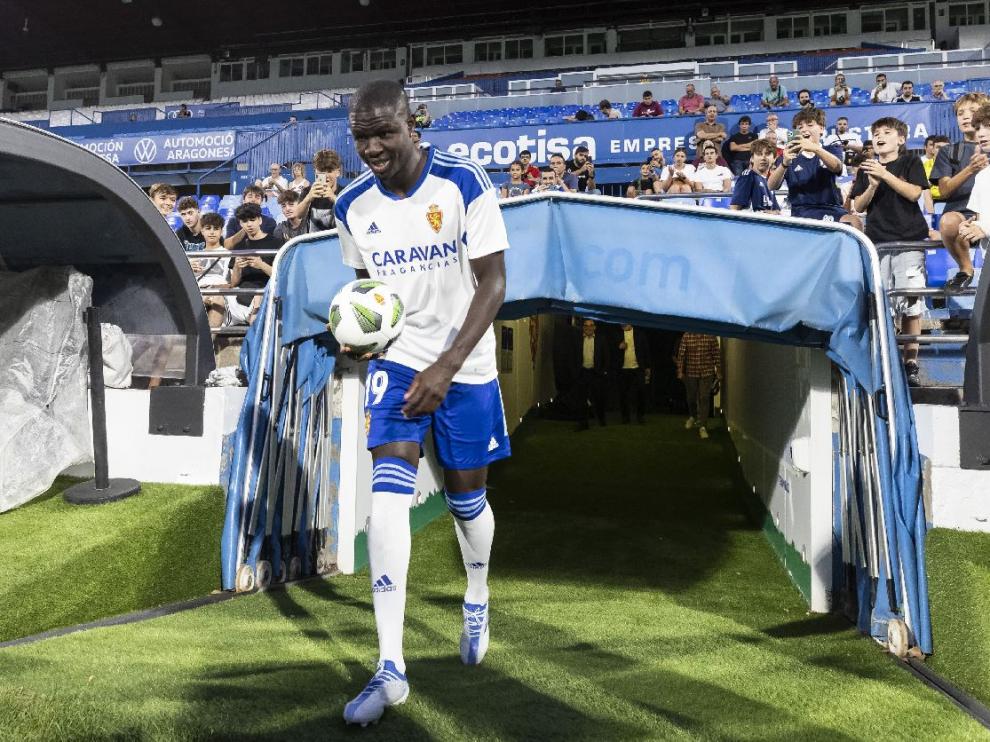Makhtar Gueye sale al campo en su primera presencia en La Romareda, en la noche de este miércoles 31 de agosto.