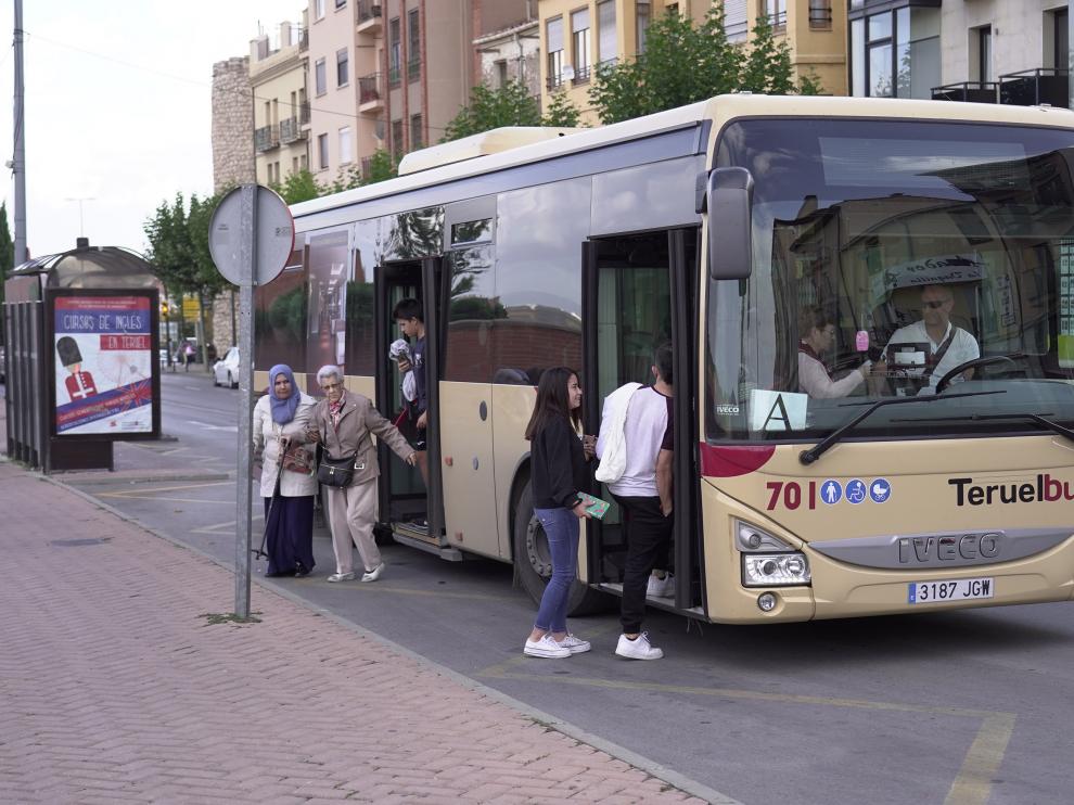 Uno de los buses urbanos de Teruel a su paso por la Ronda de Dámaso Torán.