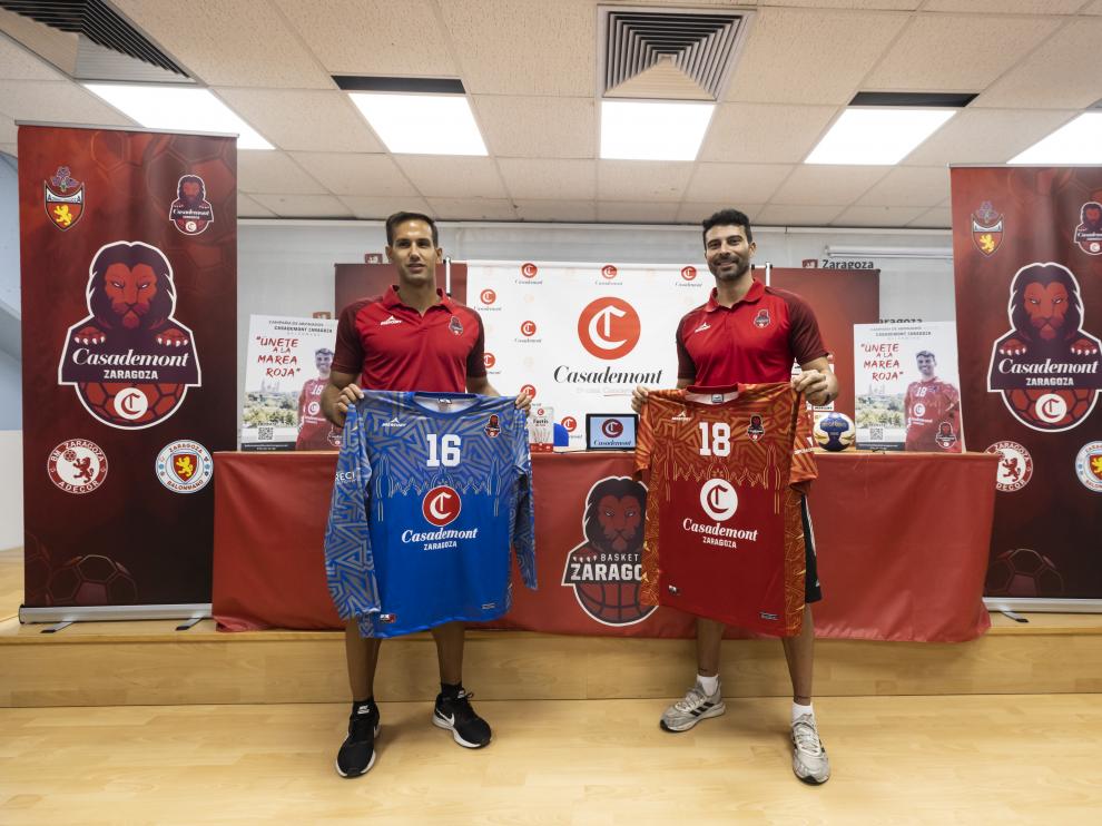 Jorge Gómez Lite y Felipe Borges, con las nuevas camisetas de Balonmano Casademont Zaragoza.