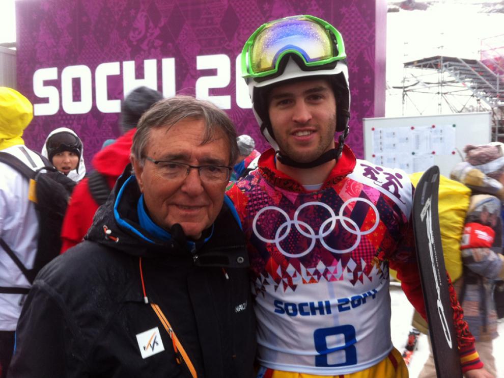 Eduardo Roldán, junto a un esquiador, en Sochi