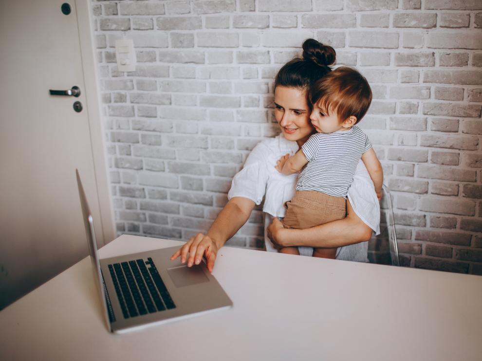 El 20% de padres y madres trabajaría 4 días a la semana por menos sueldo para conciliar mejor