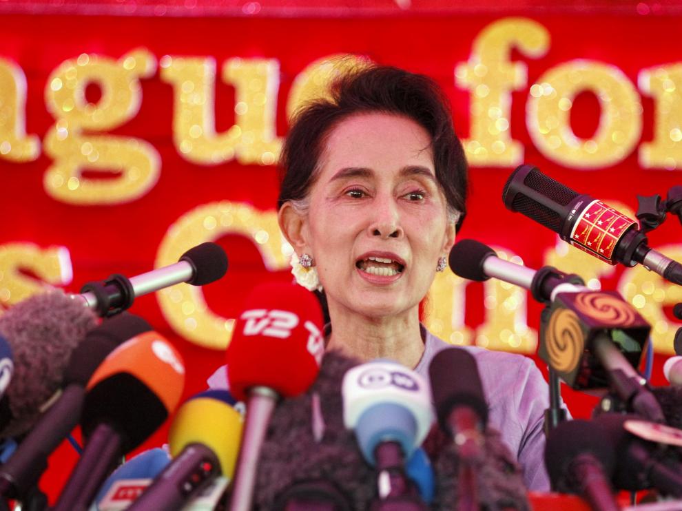 Suu Kyi suma 20 años de cárcel por delitos de los que dice ser inocente.
