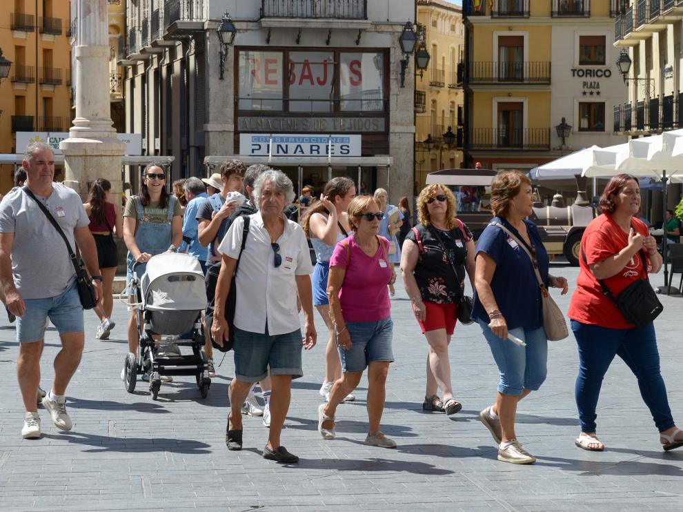Los turistas llegado en septiembre a Teruel durante una visita guiada.