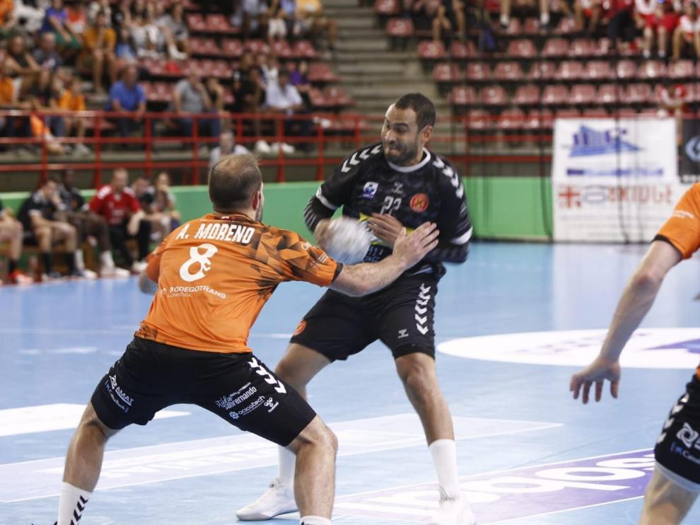 El central brasileño Dija lleva la pelota ante el Torrelavega.