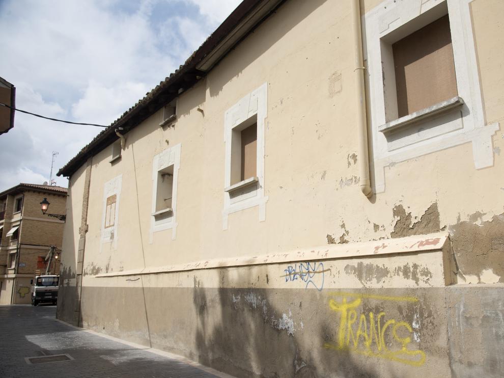 Ventanas tapiadas en una de las fachadas del edificio okupado en la calle San Bernardo de Huesca.