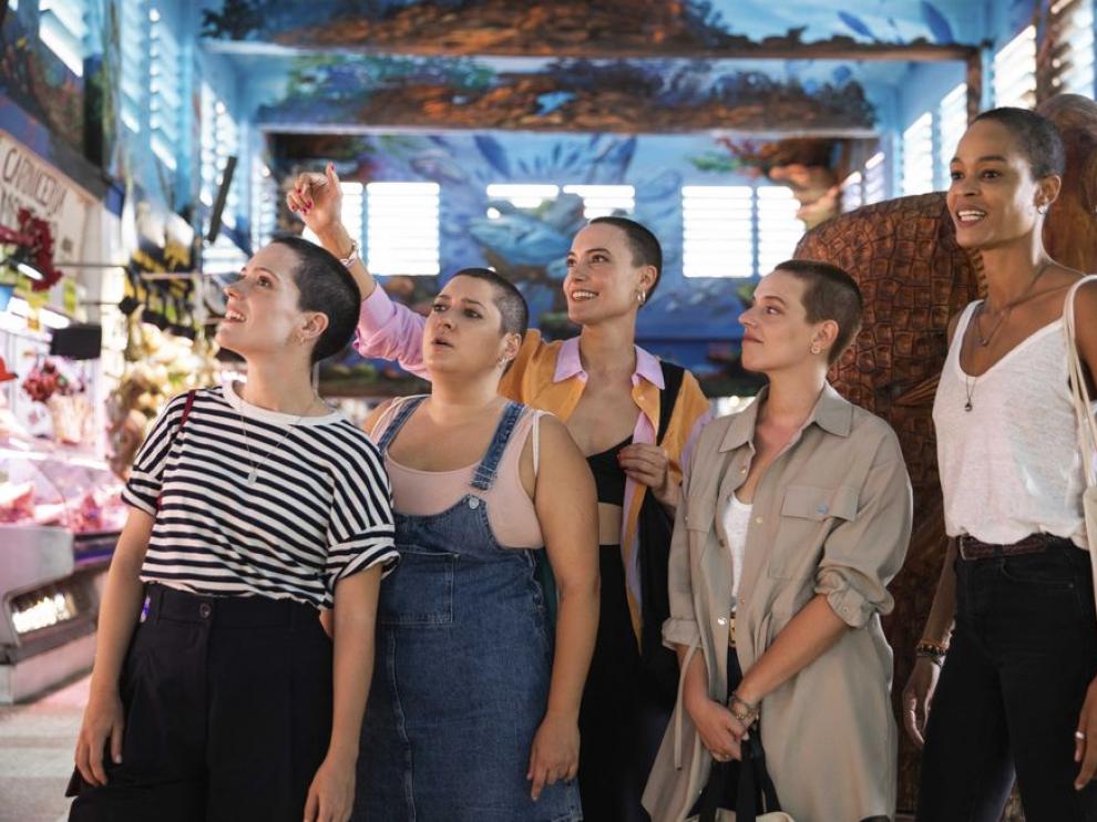 Fotograma de la serie de Netflix 'Las de la última fila'.