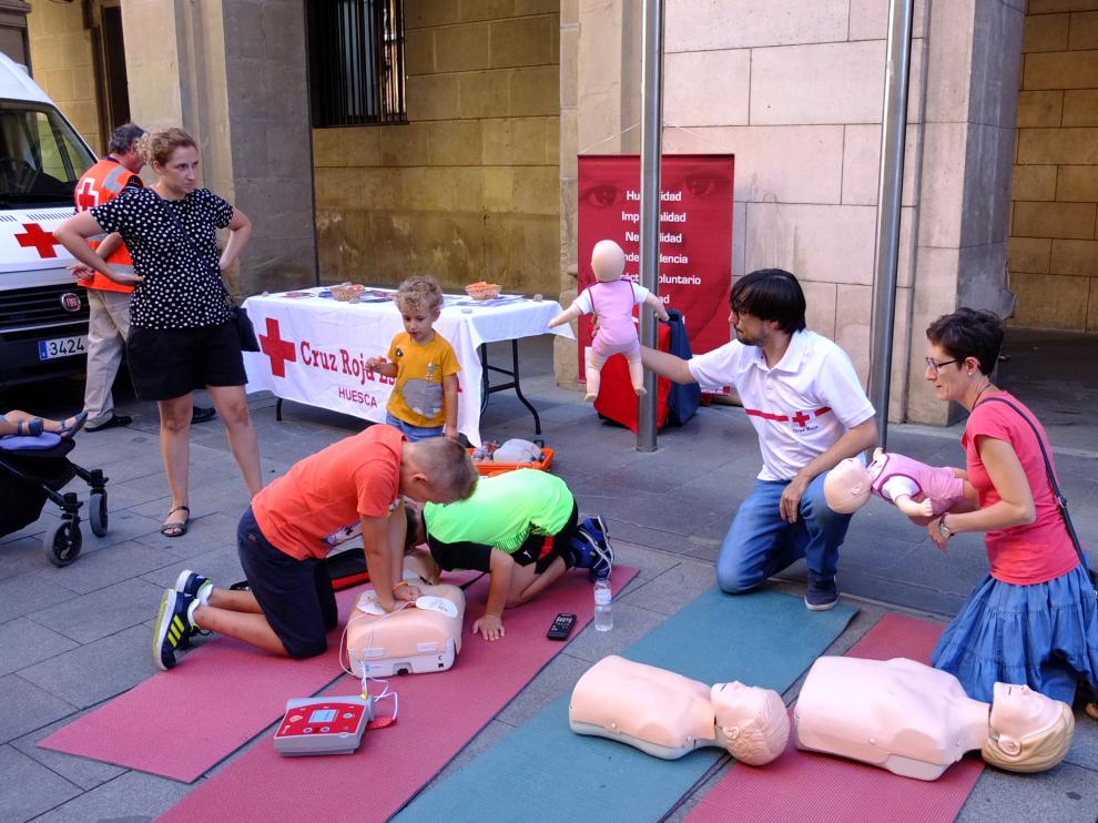 Foto de archivo de un taller de primeros auxilios de Cruz Roja en Huesca.