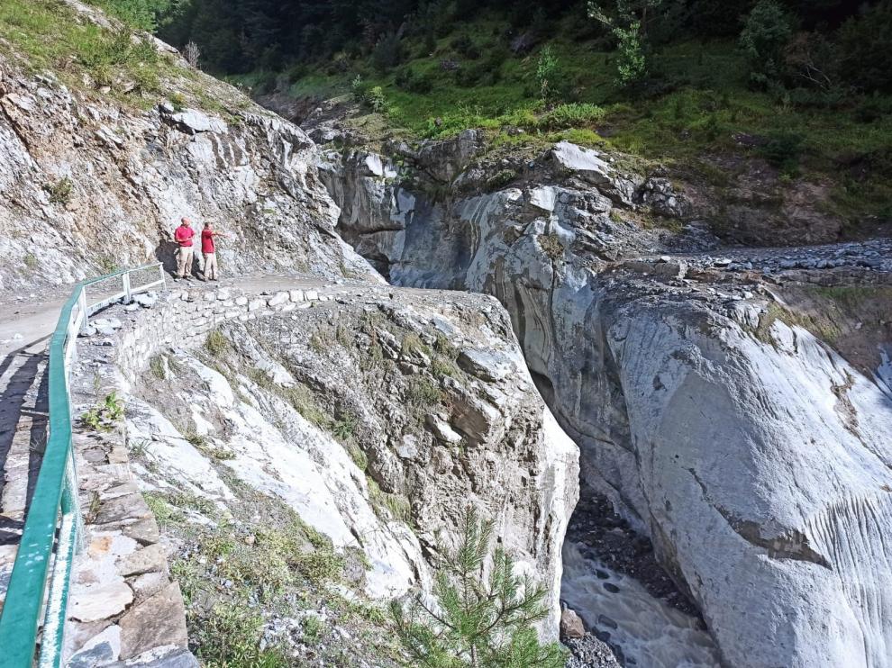 Zona del puente que ha quedado arrasado por la fuerza del agua.
