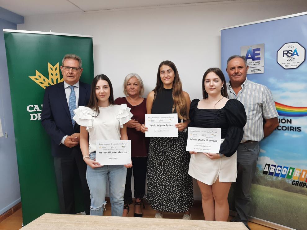 Las tres jóvenes que han conseguido la beca, junto a representantes de Caja Rural, Fundación Térvalis y Fundación Grupo Arcoiris.