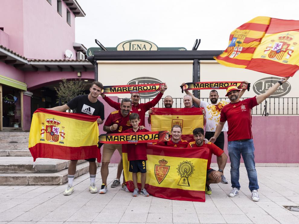 Varios aficionados de la peña Marea Roja se reunieron ayer en Zaragoza.