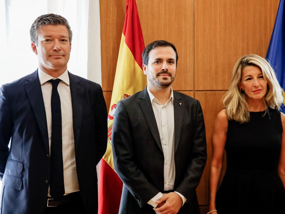 (I-D) El director ejecutivo de Carrefour, Alexandre de Palmas; el ministro de Consumo, Alberto Garzón; y la vicepresidenta segunda del Gobierno y ministra de Trabajo y Economía Social, Yolanda Díaz