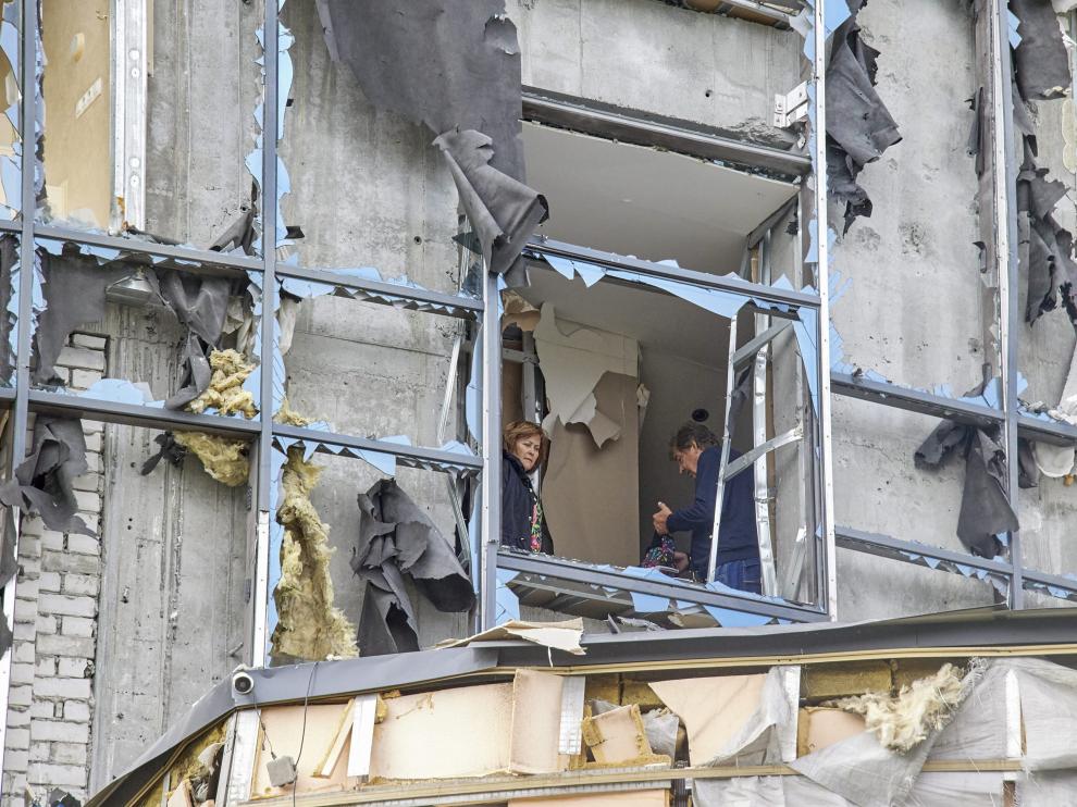 Dos locales, entre los restos de un complejo de ocio destrozado por los rusos en Járkov. UKRAINE RUSSIA CONFLICT